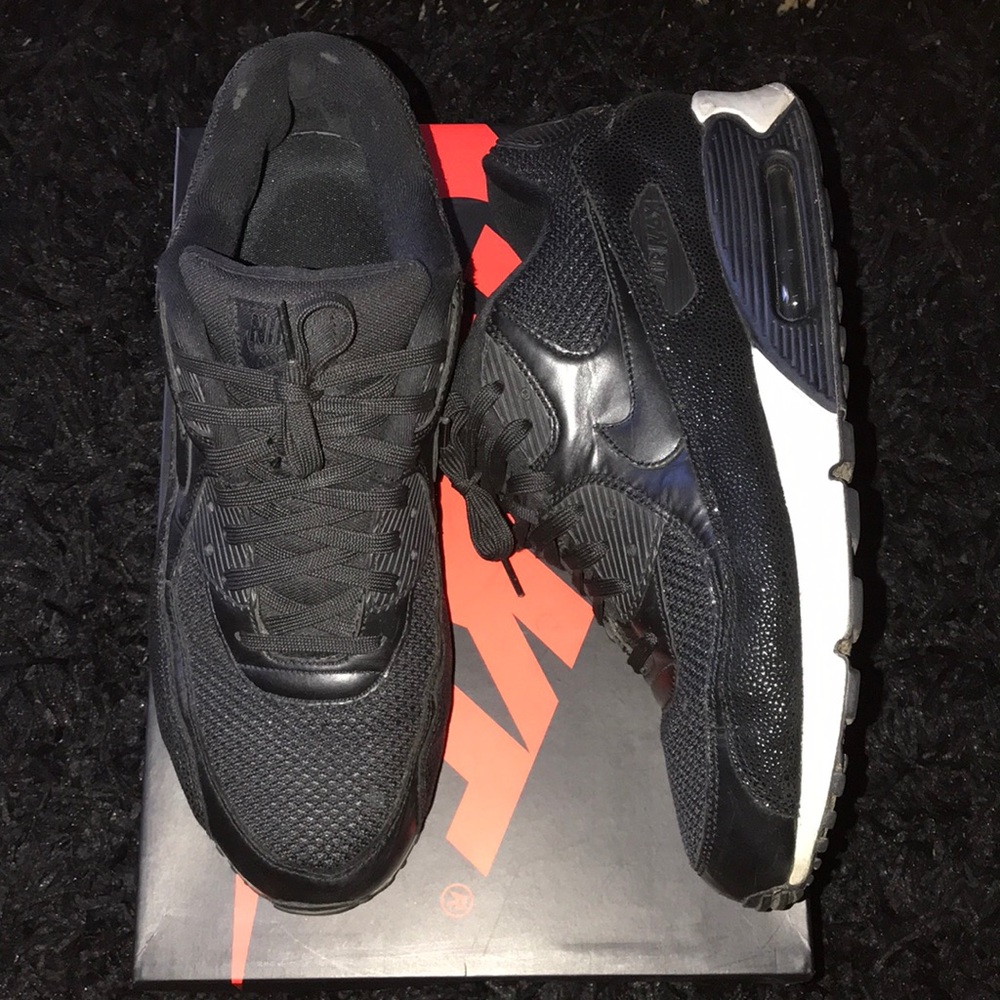 Shoes 👟 Nike air max black And white size 13